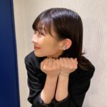 Sairi Ito Instagram - おきゃわスタイル紹介コーナー💁🏻‍♀️🥂 ❶「月の満ち欠け舞台挨拶」 ドレス @yohei_ohno パンプス @jimmychoo イヤリング @hemca_official リング @e.m.__official ❷「すずめの戸締まり舞台挨拶」 ジャケット ドレス @limifeu_official トップス @rito_structure パンプス @jimmychoo イヤリング @e.m.__official リング ブレスレット @theofficialpandora ❸「アレグリア記者会見」 ブラウス スカート @lecielbleu_official ブーツ @dianashoespress イヤリング @baugoheian リング @agu_accessories @higashiyamapr make @aicomake stylist @akane_ysd ありがとうございました🥰💓