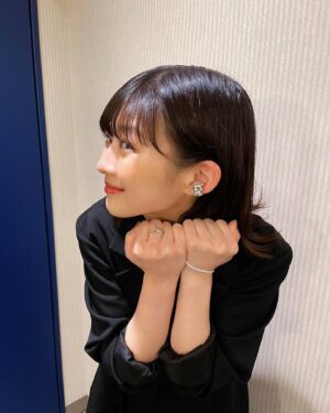 Sairi Ito Instagram - おきゃわスタイル紹介コーナー💁🏻‍♀️🥂

❶「月の満ち欠け舞台挨拶」
ドレス
@yohei_ohno
パンプス
@jimmychoo
イヤリング
@hemca_official
リング
@e.m.__official

❷「すずめの戸締まり舞台挨拶」
ジャケット
ドレス
@limifeu_official
トップス
@rito_structure
パンプス
@jimmychoo
イヤリング
@e.m.__official
リング
ブレスレット
@theofficialpandora

❸「アレグリア記者会見」
ブラウス
スカート
@lecielbleu_official
ブーツ
@dianashoespress
イヤリング
@baugoheian
リング
@agu_accessories
@higashiyamapr

make @aicomake 
stylist @akane_ysd 

ありがとうございました🥰💓