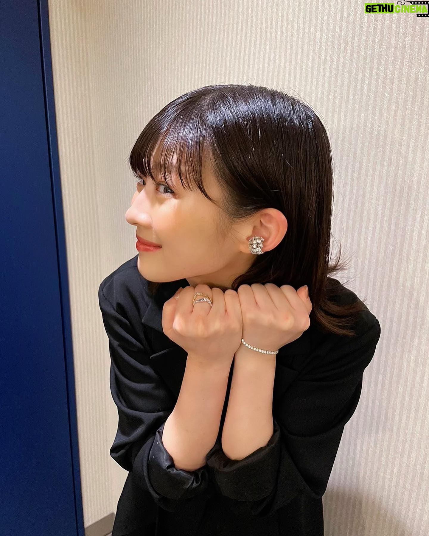 Sairi Ito - 67K Likes - おきゃわスタイル紹介コーナー💁🏻♀️🥂
❶「月の満ち欠け舞台挨拶」
ドレス
@yohei_ohno
パンプス
@jimmychoo
イヤリング
@hemca_official
リング
@e.m.__official
❷「すずめの戸締まり舞台挨拶」
ジャケット
ドレス
@limifeu_official
トップス
@rito_structure
パンプス
@jimmychoo
イヤリング
@e.m.__official
リング
ブレスレット
@theofficialpandora
❸「アレグリア記者会見」
ブラウス
スカート
@lecielbleu_official
ブーツ
@dianashoespress
イヤリング
@baugoheian
リング
@agu_accessories
@higashiyamapr
make @aicomake
stylist @akane_ysd
ありがとうございました🥰💓