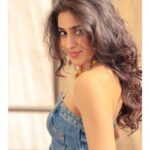 Sakshi Vaidya Instagram - Denim-a-ishq 🩵 Styled by - @ashwin_ash1 & @hassankhan_3 Asst by - @stylebyannapurna @avinash_kajjam Jewelry- @houseofqc Shot by - @pranav.foto