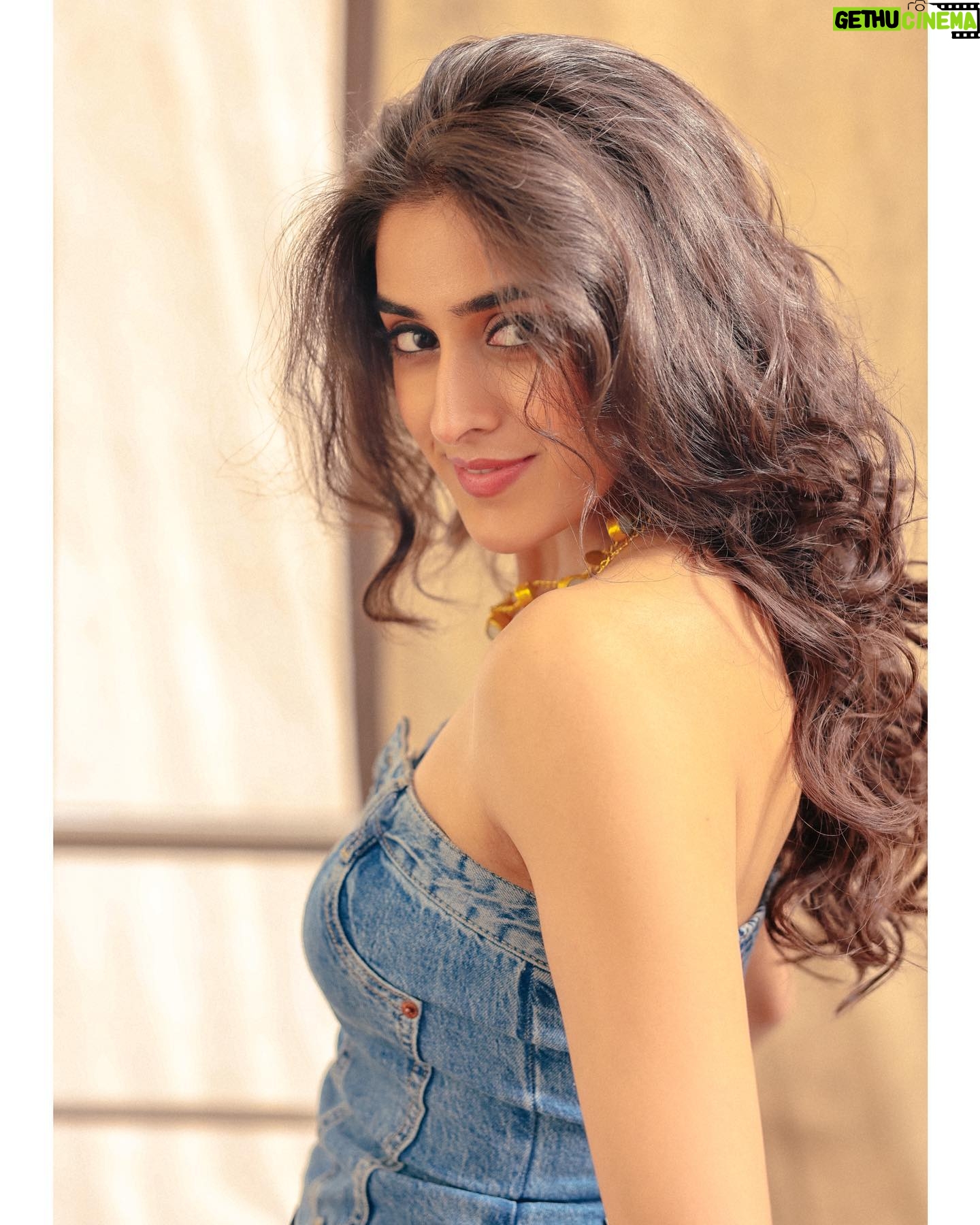 Sakshi Vaidya - 103.3K Likes - Denim-a-ishq 🩵
Styled by - @ashwin_ash1 & @hassankhan_3
Asst by - @stylebyannapurna @avinash_kajjam
Jewelry- @houseofqc
Shot by - @pranav.foto