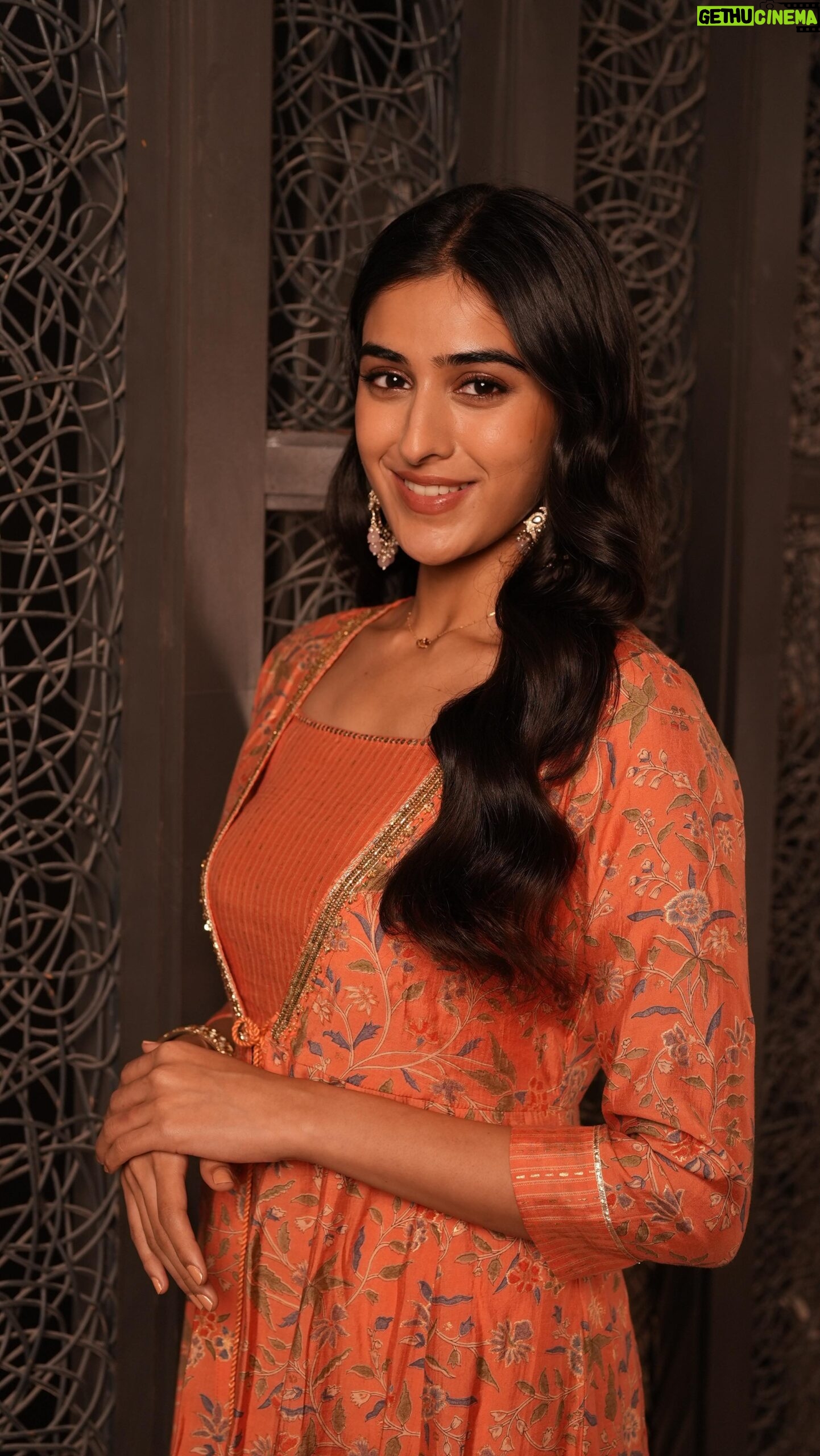 Sakshi Vaidya Instagram - Bringing out the fabulous with my go-to essentials!💄✨ I’m all about that subtle glam, thanks to Lakmé CC Mousse and Lakmé Lumi Lit Cream. These power-duo products not only help ace my looks through the festive season, but also show some love to my skin. 😊 Give them a try and let me know how you liked them! 💁♀️💖 Hair- @hairbyprem Makeup- @vibhagusain #Lakmé #LakméIndia #LakméGlamSquad #LakméCCMousse #LakméLumiLit #FlawlessBase #SubtleGlam