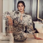 Sakshi Vaidya Instagram - had to document this for the outfit 🐼 Credits- Styled by - @ashwin_ash1 & @hassankhan_3 Style team - @stylebyannapurna Outfit - @mellowdrama_official @elevate_promotions Jewelry- @kushalsfashionjewellery Shot by - @arifminhaz
