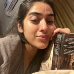 Sakshi Vaidya Instagram - turning pages into tears.. the book magic! Goodnight y’all 🤗 #emotionalread #happytears
