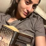 Sakshi Vaidya Instagram - turning pages into tears.. the book magic! Goodnight y’all 🤗 #emotionalread #happytears