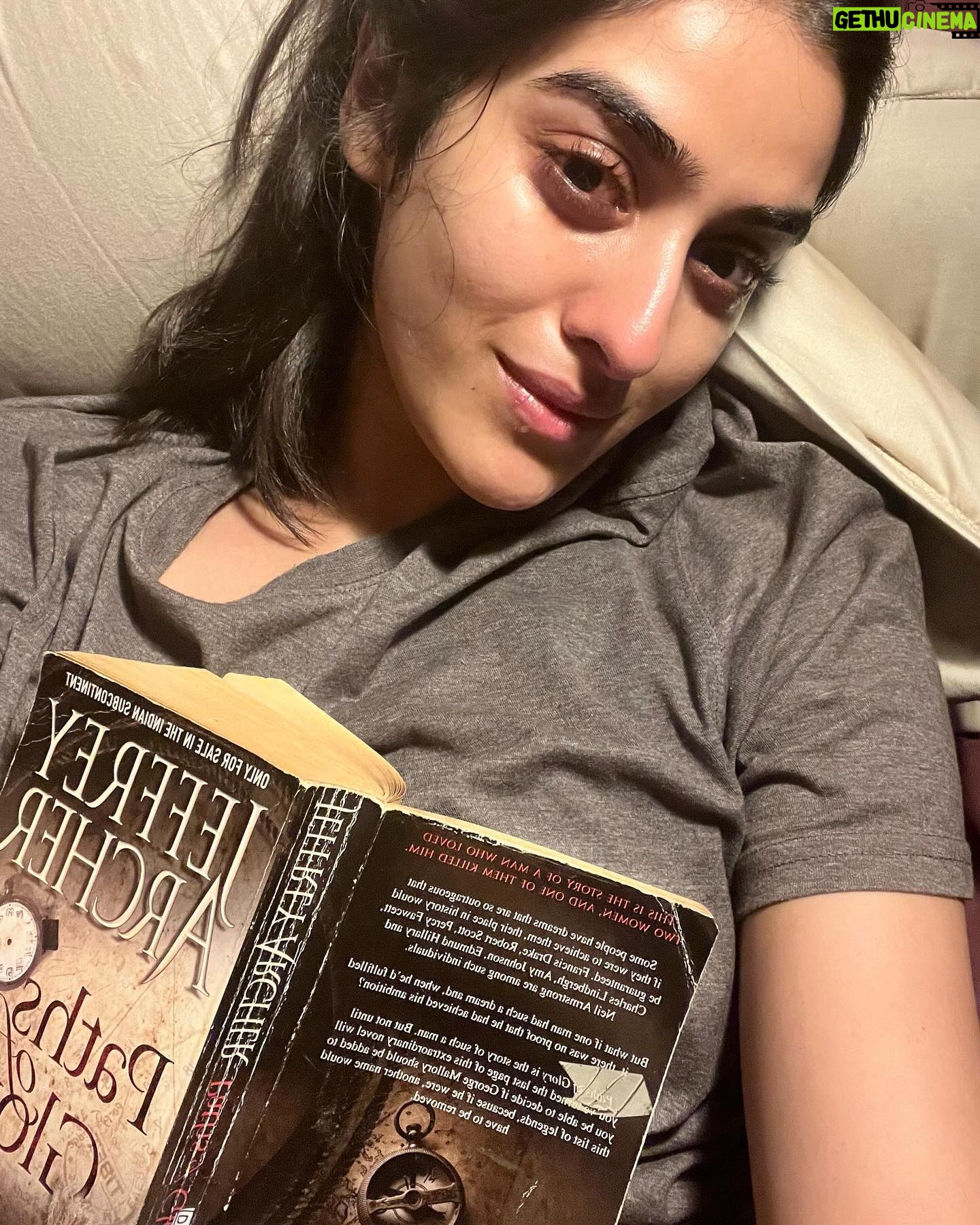 Sakshi Vaidya Instagram - turning pages into tears.. the book magic! Goodnight y’all 🤗 #emotionalread #happytears