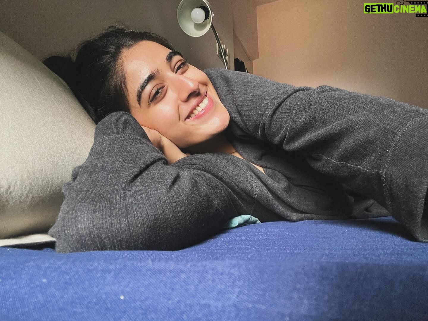 Sakshi Vaidya Instagram - sending you the last snuggles for this year𦄠happy weekend x