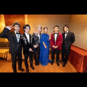 Sakura Ando Instagram - @gqjapan 
#gqmenoftheyear 
#gqmoty
肩に一本お裾分けいただきました🍏⚾️🦖
@mgaband @bh_masataka34 @00_yuki_y 
ARIGATO🥳🌈👏OMEDETO🫶🥳㊗️🌈