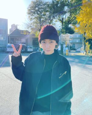 Sakura Ando Instagram - いよいよ本日公開映画バッドランズ🎞2021年に大阪.滋賀で撮影しました。
自分のコレ！演りたい！という本能にどうにか追いつくために理性的に追い込んでゆく日々を存分に楽しみました。バチボコにかっこいい役者さんたちと、セッション的感覚強めのスピーディな原田組での撮影現場は日々興奮さめやらず、とても基礎代謝が上がりました♨️

それでは劇場でお会いしましょう😎🖤
@bad_lands_movie 
🫰🫰🫰🫰🫰🔫🖤
映画の主人公ネリは白目とか、むきません。