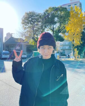Sakura Ando Instagram - いよいよ本日公開映画バッドランズ🎞2021年に大阪.滋賀で撮影しました。
自分のコレ！演りたい！という本能にどうにか追いつくために理性的に追い込んでゆく日々を存分に楽しみました。バチボコにかっこいい役者さんたちと、セッション的感覚強めのスピーディな原田組での撮影現場は日々興奮さめやらず、とても基礎代謝が上がりました♨️

それでは劇場でお会いしましょう😎🖤
@bad_lands_movie 
🫰🫰🫰🫰🫰🔫🖤
映画の主人公ネリは白目とか、むきません。