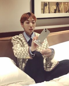 Sakura Ando Instagram - 🌷🦊映画怪物完成披露舞台挨拶が終わってホッとうかれている、わし。 6月2日公開です🦊🌷 @kaibutsumovie @megumiyoshida_ @tomoe___nakayama @gucci