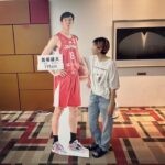 Sakura Ando Instagram - @bad_lands_movie 番宣の写真と 番宣のとき 隣が大好きなアンミカさんの楽屋だったよ！って母に送った写真と やっとご主人に会えたよ！って森さんに送った写真。わたしは160センチです。 衣装タグ付けしたヨ🫡🫶