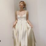 Sakura Ando Instagram - @kaibutsumovie 🤍🌟 大ヒット御礼舞台挨拶🤝 ありがとうございました🤍なんだか最近白選ぶことが多いなー、日焼けしてるからかなー。ひと月半のばしっぱなしの髪を楽屋でちょろっと切ってもらった✂︎🤍🌟色は抜けっぱなし。色迷子中。 🙏@hoshino_kanako @megumiyoshida_ 👗 @chloe