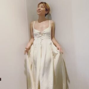Sakura Ando Instagram - @kaibutsumovie 🤍🌟 大ヒット御礼舞台挨拶🤝 ありがとうございました🤍なんだか最近白選ぶことが多いなー、日焼けしてるからかなー。ひと月半のばしっぱなしの髪を楽屋でちょろっと切ってもらった✂︎🤍🌟色は抜けっぱなし。色迷子中。 🙏@hoshino_kanako @megumiyoshida_ 👗 @chloe