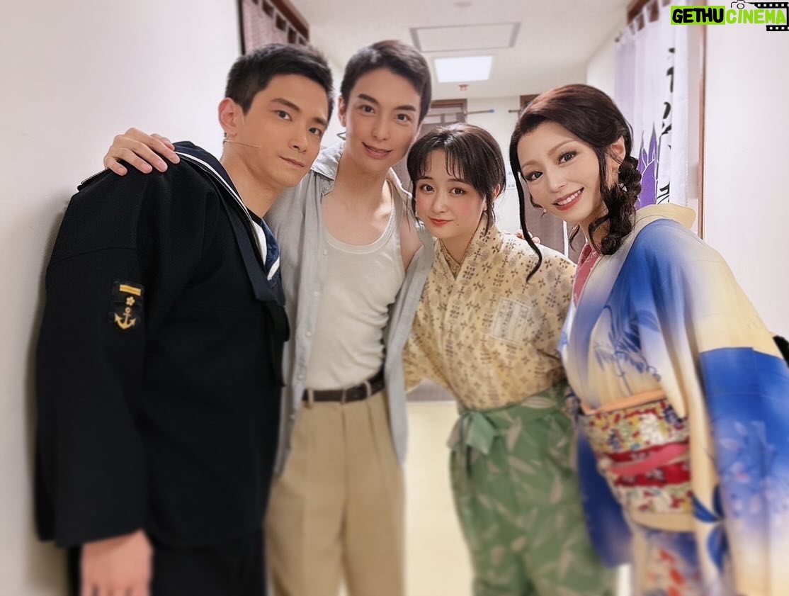 Sakurako Ohara Instagram - ミュージカル「この世界の片隅に」 濃厚な日々を過ごしております。 あっという間に 中日を超えました😳 綾ちゃんとのすず×リンは、本日、東京公演ラストでした🥺🌸 そして、周作さんと哲さんである、なおちー×唯君の組み合わせもラストということもあり、 記念写真撮りました🤳☺️ なんだか今は、切ない気分です、、🥺 初めてダブルキャストを経験する私からすると、なんだか不思議な気持ち。。 それだけ東京公演の場を踏んだってことですかねぇ。 あっという間、、 でもまた一緒に舞台立つ日は、すぐ来るので✨ 新鮮に生きるのも楽しみ😌 舞台裏では、演出部のスタッフさんが、毎回可愛い掲示と、飾り物をしてくださってます🥰その様子もちょこっと載せときますっ♡ 北條周作 役 #海宝直人 さん 白木リン 役 #平野綾 さん 水原哲 役 #小林唯 さん
