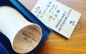 Sakurako Ohara Instagram - 朝起きたら、
「改めておめでとう」と
突然、姉から贈り物。

素敵な品物と共に、
心に沁み渡る言葉をくれました。

この言葉と共に、今日からまた歩き始めます。

いつもありがとう。お姉ちゃん。

#読売演劇大賞授賞式 
#家具のあづま 
#memamoru