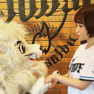 Sakurako Ohara Instagram - ライオンズ獅子女デー⚾️

ミニライブとセレモニアルピッチ、ありがとうございました✨

ライブは最高に気持ちよく歌えたし、
始球式は…うん、始球式もね。
最高だったよ、

…練習したもん！😂

25点とか、取材で言っちゃったけど、
100点でいいよね笑

素敵な試合にな〜れ！と願いを込めてグラウンドに立たせていただきました😌
また応援しにいきたいと思います！🥺✨