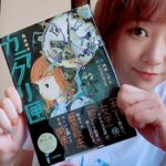 Sakurako Ohara Instagram - 本日は、、 私の姉の誕生日🎂✨ そして、そして！ 姉の自著、 戯曲絵本の発売日‼︎📕 『戯曲絵本　カラクリ匣』 お芝居が絵本になった一冊。 絵本です、絵本！ 読みやすいし、絵は繊細で、可愛い、可愛い！！❤︎（2回） オールカラーでとっても華やか✨ 少年とロボット・人形たちの不思議で奇妙な物語です☺️ 私もドラマ撮影の合間見つけて、読ませていただいてます😌 小さい頃から、本を書くことを夢見た姉。 夢が叶った今日という日が、何よりも嬉しい 本当に、心から、 めでとう。 作　#林田こずえ 絵　#YOUCHAN #小鳥遊書房