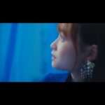 Sakurako Ohara Instagram - 本日、アルバム「FANFARE」リリース日✨✨ アルバムの中から、 「Fanfare」ミュージックビデオが公開されました🚩 爽やかなブルーに囲まれての撮影、曲の世界観をぐっと広げてくれました✨ ぜひご覧ください✨ #大原櫻子 #FANFARE