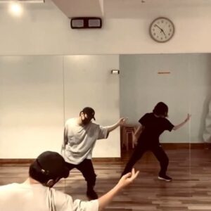 Sakurako Ohara Instagram - ダンスしたくてたまらない気持ちが爆発しました。。

やっぱり
踊るの楽しい…

幸せな一日ですた🕺

ありがとうございますです
YWKIさん🥺✨

右があたす
左がYWKI teacher

Choreographer
@ywkibhs