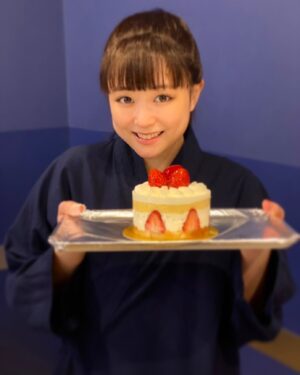 Sakurako Ohara Instagram - 27歳最後の日、
舞台「シラの恋文」の皆様に、1日早くお祝いしていただきました🎂

明日は休演日！
21時から、インスタライブしようと思います🥰

そこで会いましょう✨