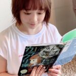 Sakurako Ohara Instagram - 本日は、、 私の姉の誕生日🎂✨ そして、そして！ 姉の自著、 戯曲絵本の発売日‼︎📕 『戯曲絵本　カラクリ匣』 お芝居が絵本になった一冊。 絵本です、絵本！ 読みやすいし、絵は繊細で、可愛い、可愛い！！❤︎（2回） オールカラーでとっても華やか✨ 少年とロボット・人形たちの不思議で奇妙な物語です☺️ 私もドラマ撮影の合間見つけて、読ませていただいてます😌 小さい頃から、本を書くことを夢見た姉。 夢が叶った今日という日が、何よりも嬉しい 本当に、心から、 めでとう。 作　#林田こずえ 絵　#YOUCHAN #小鳥遊書房