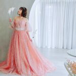 Sakurako Ohara Instagram - きゃー🫶 素敵な素敵なウェディングドレスを着させていただきました✨ キラッキラのドレス👗 とても優しいスタッフのみなさんに囲まれた現場でした🥺 2023年1月号 PLACOLE＆DRESSYのカバーモデルを務めました✨ お楽しみに💍