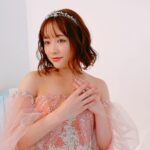 Sakurako Ohara Instagram - きゃー🫶 素敵な素敵なウェディングドレスを着させていただきました✨ キラッキラのドレス👗 とても優しいスタッフのみなさんに囲まれた現場でした🥺 2023年1月号 PLACOLE＆DRESSYのカバーモデルを務めました✨ お楽しみに💍