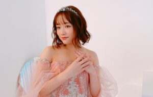 Sakurako Ohara Instagram - きゃー🫶
素敵な素敵なウェディングドレスを着させていただきました✨

キラッキラのドレス👗
とても優しいスタッフのみなさんに囲まれた現場でした🥺

2023年1月号 
PLACOLE＆DRESSYのカバーモデルを務めました✨
お楽しみに💍