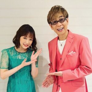 Sakurako Ohara Instagram - フレンズ・オブ・ディズニーコンサート2023

ありがとうございました✨🎻

とても豪華な方々と共演させていただきました…。
自分が出演者側なのに、裏では、ファンとして、皆さんの歌を聴いて、幸せな時間を過ごしていました😂

ファンクラブのブログで、たくさん色々書きたいと思いますが…

コラボしていただいた皆さん、
緊張していた私を、グッと支えてくださったこと、感謝でいっぱいです🥺

プライベートでも仲良くさせてもらってる屋比久ちゃんとのコラボは、決まった時から、飛び上がるほど嬉しかったです…
ハモリはとても難しかったけど、2人で歌うたび、毎回毎回、嬉しさで涙が出そうでした。しかもそれが「Color of the window」✨いつかまた歌いたい…

そしてDa-iCEの花村想太さん。
「とびら開けて」を歌うのは、とても責任感がありました。それでも、自然と楽しく歌えたのは花村さんだったからだと感じております。お互い、自曲の中には、振り付け師が、共通のYWKIさんだったりして、盛り上がっておりました！とっても楽しかった🥺

そして、濱田めぐみさんが歌うはずだった「美女と野獣」。
私自信、めぐさんの歌を聴くのを楽しみにしておりました。
シュガーさんこと、佐藤隆紀さんが、真摯に協力してくださり、なんとかなんとか、お届けすることができました。
1日も早く、めぐさん、良くなりますように…

はぁ、久々に、インスタにこんなにたくさん書いた笑
でもまだまだ話したいことある、から、続きはブログで😘

あ、でもこれだけは！
しょこたんさんこと、中川翔子さん、ご結婚おめでとうございます🎊
帰り際、ご挨拶したら、
「大原家に幸あれ！！」って大きな声をいただけた喜び、忘れません✨
らぶです❤️

今日からはツアーモード！！
福岡、待ってろぉ🔥