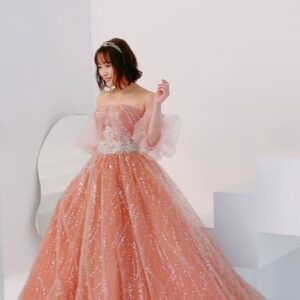 Sakurako Ohara Instagram - きゃー🫶
素敵な素敵なウェディングドレスを着させていただきました✨

キラッキラのドレス👗
とても優しいスタッフのみなさんに囲まれた現場でした🥺

2023年1月号 
PLACOLE＆DRESSYのカバーモデルを務めました✨
お楽しみに💍
