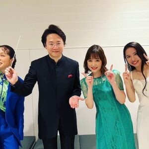 Sakurako Ohara Instagram - フレンズ・オブ・ディズニーコンサート2023

ありがとうございました✨🎻

とても豪華な方々と共演させていただきました…。
自分が出演者側なのに、裏では、ファンとして、皆さんの歌を聴いて、幸せな時間を過ごしていました😂

ファンクラブのブログで、たくさん色々書きたいと思いますが…

コラボしていただいた皆さん、
緊張していた私を、グッと支えてくださったこと、感謝でいっぱいです🥺

プライベートでも仲良くさせてもらってる屋比久ちゃんとのコラボは、決まった時から、飛び上がるほど嬉しかったです…
ハモリはとても難しかったけど、2人で歌うたび、毎回毎回、嬉しさで涙が出そうでした。しかもそれが「Color of the window」✨いつかまた歌いたい…

そしてDa-iCEの花村想太さん。
「とびら開けて」を歌うのは、とても責任感がありました。それでも、自然と楽しく歌えたのは花村さんだったからだと感じております。お互い、自曲の中には、振り付け師が、共通のYWKIさんだったりして、盛り上がっておりました！とっても楽しかった🥺

そして、濱田めぐみさんが歌うはずだった「美女と野獣」。
私自信、めぐさんの歌を聴くのを楽しみにしておりました。
シュガーさんこと、佐藤隆紀さんが、真摯に協力してくださり、なんとかなんとか、お届けすることができました。
1日も早く、めぐさん、良くなりますように…

はぁ、久々に、インスタにこんなにたくさん書いた笑
でもまだまだ話したいことある、から、続きはブログで😘

あ、でもこれだけは！
しょこたんさんこと、中川翔子さん、ご結婚おめでとうございます🎊
帰り際、ご挨拶したら、
「大原家に幸あれ！！」って大きな声をいただけた喜び、忘れません✨
らぶです❤️

今日からはツアーモード！！
福岡、待ってろぉ🔥
