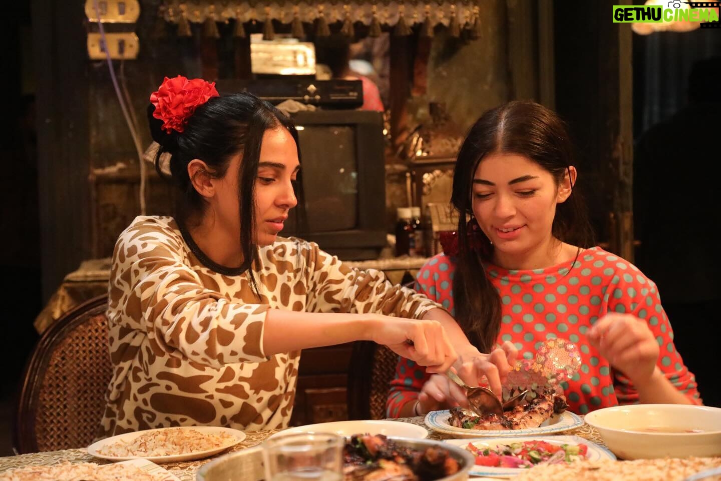 Salma Abu Deif Instagram - خلف الكواليس مع شيماء و نسمة و أمال و سحور و علي و حمادة و ماما حمدية و أم أحمد و مخرجتنا ياسمين أحمد كامل🫶🏻#أعلي_نسبة_مشاهدة Shots: @engyelshazley Production: @eproducers_productions Director: @yasmine.ahmed.kamel DOP: @youssef.baroud Stylist: @kazzam1963
