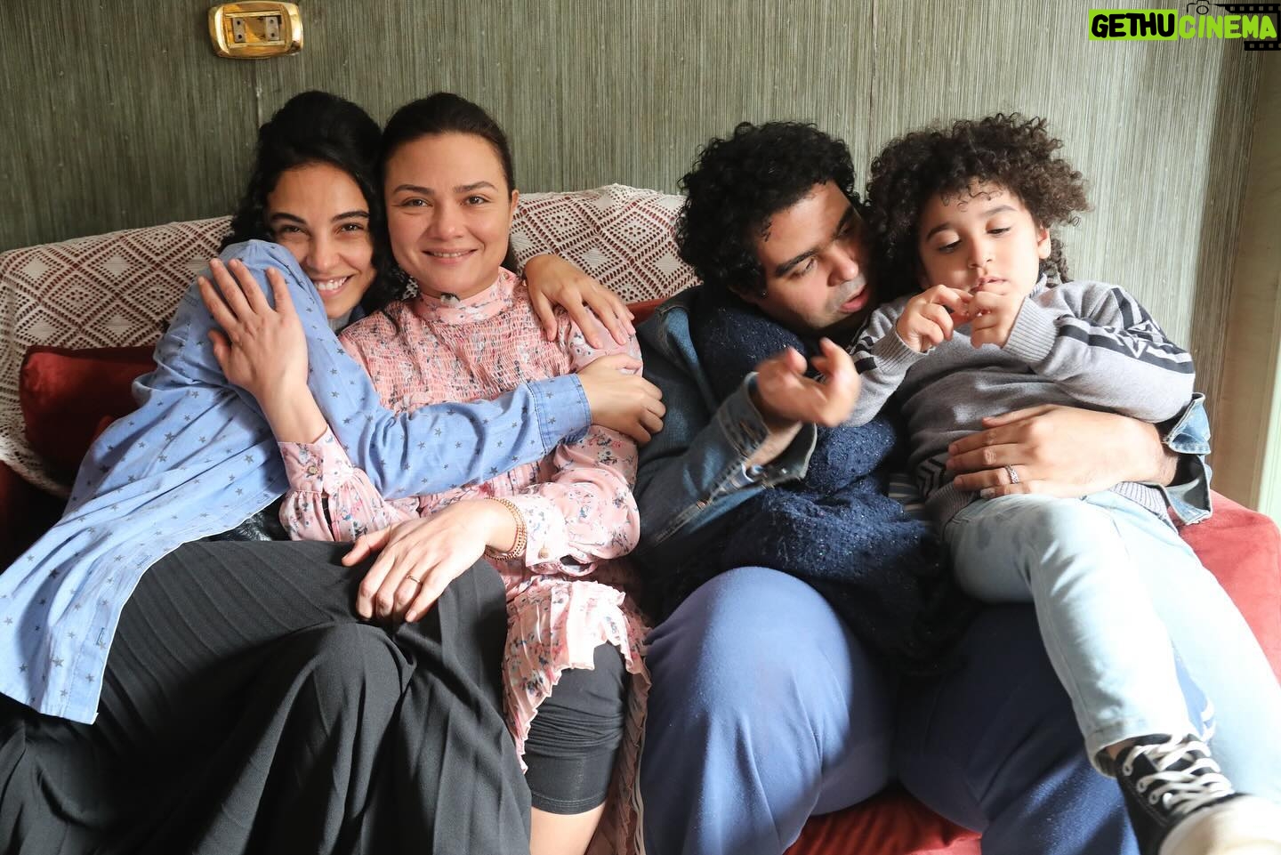Salma Abu Deif Instagram - خلف الكواليس مع شيماء و نسمة و أمال و سحور و علي و حمادة و ماما حمدية و أم أحمد و مخرجتنا ياسمين أحمد كامل🫶🏻#أعلي_نسبة_مشاهدة Shots: @engyelshazley Production: @eproducers_productions Director: @yasmine.ahmed.kamel DOP: @youssef.baroud Stylist: @kazzam1963