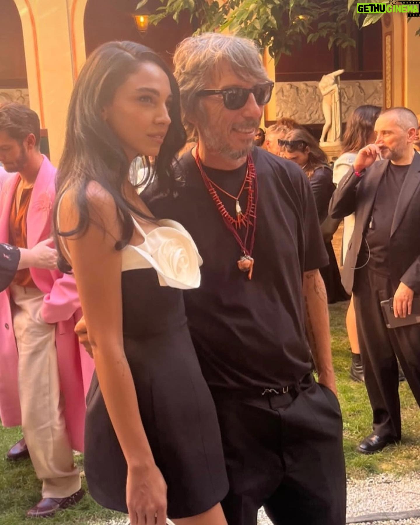 Salma Abu Deif Instagram - Uttered wow unstoppable during @pppiccioli @maisonvalentino mesmerizing show. Each show topping itself, very sentimental and sensational collection and a masterpiece show. Loved how @pppiccioli combined different soils during the show. Legends of creation truly. Styling: @yasminekenawi MUA: @elaynabachman Hair: @alirezasart Shots: @hippolyte.p