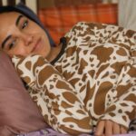 Salma Abu Deif Instagram - خلف الكواليس مع شيماء و نسمة و أمال و سحور و علي و حمادة و ماما حمدية و أم أحمد و مخرجتنا ياسمين أحمد كامل🫶🏻#أعلي_نسبة_مشاهدة Shots: @engyelshazley Production: @eproducers_productions Director: @yasmine.ahmed.kamel DOP: @youssef.baroud Stylist: @kazzam1963