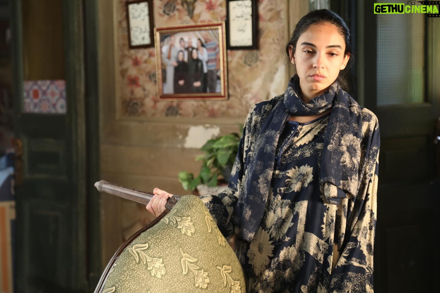 Salma Abu Deif Instagram - خلف الكواليس مع شيماء و نسمة و أمال و سحور و علي و حمادة و ماما حمدية و أم أحمد و مخرجتنا ياسمين أحمد كامل🫶🏻#أعلي_نسبة_مشاهدة Shots: @engyelshazley Production: @eproducers_productions Director: @yasmine.ahmed.kamel DOP: @youssef.baroud Stylist: @kazzam1963