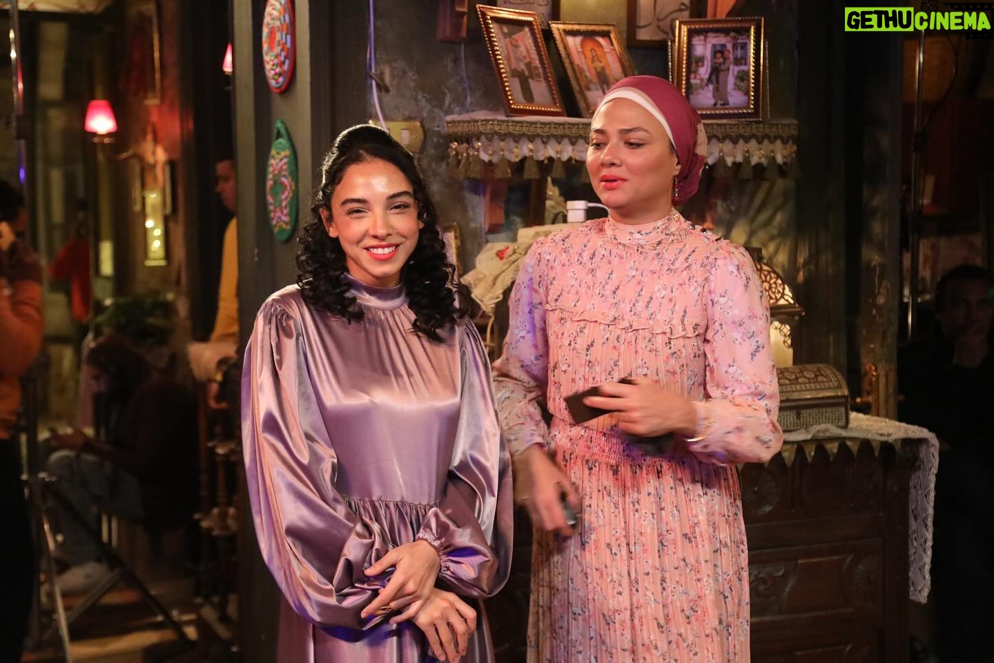Salma Abu Deif Instagram - خلف الكواليس مع شيماء و نسمة و أمال و سحور و علي و حمادة و ماما حمدية و أم أحمد و مخرجتنا ياسمين أحمد كامل🫶🏻#أعلي_نسبة_مشاهدة Shots: @engyelshazley Production: @eproducers_productions Director: @yasmine.ahmed.kamel DOP: @youssef.baroud Stylist: @kazzam1963
