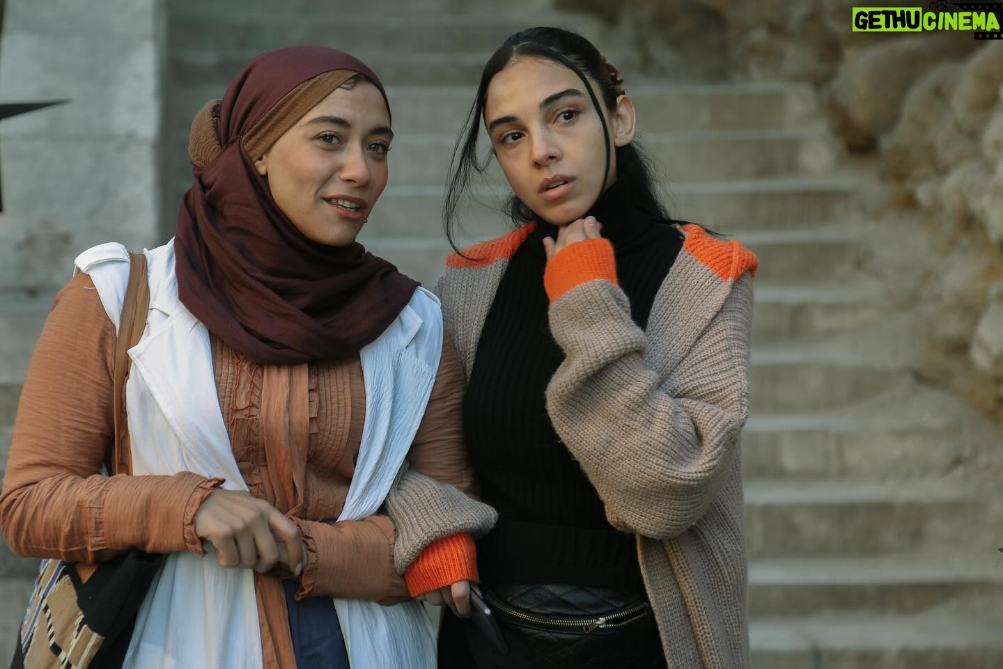 Salma Abu Deif Instagram - خلف الكواليس مع شيماء و نسمة و أمال و سحور و علي و حمادة و ماما حمدية و أم أحمد و مخرجتنا ياسمين أحمد كامل🫶🏻#أعلي_نسبة_مشاهدة Shots: @engyelshazley Production: @eproducers_productions Director: @yasmine.ahmed.kamel DOP: @youssef.baroud Stylist: @kazzam1963