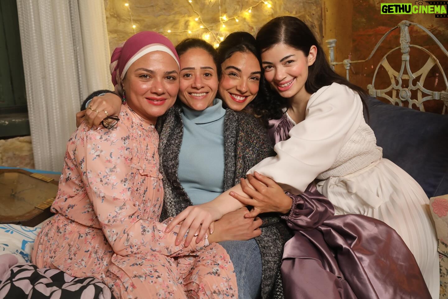 Salma Abu Deif Instagram - خلف الكواليس مع شيماء و نسمة و أمال و سحور و علي و حمادة و ماما حمدية و أم أحمد و مخرجتنا ياسمين أحمد كامل🫶🏻#أعلي_نسبة_مشاهدة Shots: @engyelshazley Production: @eproducers_productions Director: @yasmine.ahmed.kamel DOP: @youssef.baroud Stylist: @kazzam1963