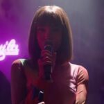 Salma Abu Deif Instagram - عيد الحب الكلاسيكي أساسي هيكون مرتبط بأغاني عبد الحليم اللي كلنا بنحبها مهما كانت أعمارنا.. ومع روبا وهاشم أغنية “بيني وبينك إيه” خلتهم يحسوا إن روحهم صغيرة وخفيفة من فيلم #أنف_وثلاث_عيون حالياً بسينمات مصر وجميع الدول العربية غناء حبيبة أنيس @habiba_anis إعادة توزيع موسيقي تامر كروان @tkarawan تقدروا تلاقوا الأغنية دلوقتي على يوتيوب من خلال اللينك اللي موجود في البايو