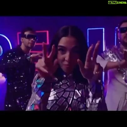 Salma Abu Deif Instagram - أغنية أعلي ماركة مع المدفعجية 🕺🏼 من مسلسل #أعلي_نسبة_مشاهدة @eslamkan777 @dezel.production.official إخراج: @yasmine.ahmed.kamel تصوير: @youssef.baroud ديكور: @ahmedabbasart_set_design_film إنتاج: @eproducers_productions @abdallahaboalfotouh ستايلست: @kazzam1963 مكياج: @mirnakauzman.makeup