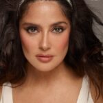Salma Hayek Pinault Instagram - “We need global icons who stand for this part of the world, and who speak loud about what it means to be Arab today,” says editor-in-chief Manuel Arnaut of #SalmaHayekPinault, our May cover star, who is interviewed by best friend @penelopecruzoficial this month. “Although she was born in Mexico, Hayek Pinault was raised in the heart of a Lebanese community, of which she seems more proud than ever. One of her quotes that touched me the most reads: ‘Arabs have an almost unmatchable passion for life that is constantly tested. It’s almost because you are confronted with death consistently, you value every little moment of life”. Such a powerful comment, from a powerful movie icon. Swipe through for the full cover shoot, and head to Vogue.me to read the editor’s letter. يقول رئيس التحرير مانويل أرنو عن #سلمى_حايك_بينو، نجمة غلاف عددنا لشهر مايو، والتي أجرت معها حوارًا النجمةُ بينيلوبي كروز، أفضل صديقاتها: "نحتاج إلى أيقونات عالميات يمثّلن هذا الجزء من العالم ويتحدثن بصوت عالٍ عن معنى أن تكوني عربية اليوم"، ويردف: "رغم أنها وُلِدَت في المكسيك، فقد نشأت سلمى في قلب مجتمع لبناني تبدو فخورة به أكثر من أي وقت مضى. ومن أقوالها التي أثّرت فيّ كثيرًا: ’لدى العرب شغف بالحياة يكاد يكون بلا مثيل وهو دائمًا موضع اختبار. لأنك نوعًا ما تواجه الموت دائمًا، لذا تقدّر كل لحظة بسيطة في الحياة". يا له من تعليق مؤثّر من أيقونة سينمائية مؤثّرة. تصفحوا الصور للاطلاع على جلسة تصوير الغلاف بالكامل، وتفضلوا بزيارة موقعنا الإلكتروني لقراءة كلمة رئيس التحرير. Editor-in-chief: @mrarnaut Photography: @cuneytakeroglu Style: @aminejreissaty Makeup: @sofiatilbury Hair: @miguelmartinperezldn Nails: @katewilliams0n Fashion editor: @nat_westernoff Digital technician: @alexdowfx Casting: @jilldemling at Creative Casting Agency Producer: @dansonproductions