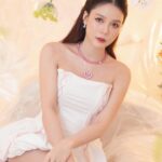 Sam Instagram – Thiên thần sa ngã, ngã vào khó xa 😜
—————————
Makeup: @hiwon2412 
Photo: @iam_linhpham 
Stylist: @maikhacduy 
Cameraman: @duyhuynh812 
Fashion: @ononmade 
Jewellery: @swarovski