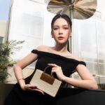 Sam Instagram - Quý cô thanh lịch ra đường không bao giờ quên túi xách nhen 😉 Hôm nay Sam quyết định đưa em Astra Canvas Tote Bag trong bộ sưu tập ITZ MINE vừa ra mắt của CHARLES & KEITH kết hợp với ITZY đi cafe. Em này nhỏ xinh, dễ dàng mix&match cực kì cho những buổi dạo phố hay gặp mặt bạn bè mà vẫn đựng được nhiều món cần thiết. Thiết kế tối giản, có đến 3 kích thước khác nhau, tha hồ lựa chọn theo nhu cầu và sở thích cá nhân cho mùa hè này 🥰 @charleskeithofficial #ITZMINE #ITZYxCharlesKeith #CharlesKeith_VN