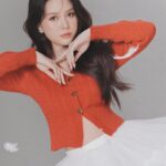 Sam Instagram - Giáng sinh vui vẻ cả nhà 🎄🎄🎄 Bộ này chụp lúc bé bầu 4 tháng nên bé có bóp eo nhiều nhiều ạ😛 ————————— Makeup: @hiwon2412 Photo: @iam_linhpham Stylist: @maikhacduy Cameraman: @duyhuynh812