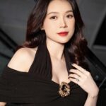 Sam Instagram - Ngoài đường kẹt xe quá, em xin phép ở nhà post hình xinh ạ 😍😍😍 —————— Makeup: @duyanh_29nguyen Hair : @a.duyyyyy1212 Photo: @qquangduc Assistant: @_tu_anhh.04_ Dress: @megau.vn