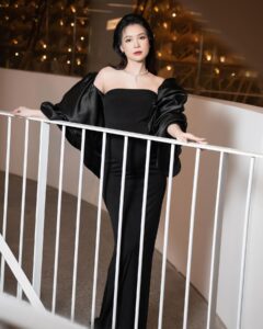 Sam Instagram - Ở độ tuổi không còn đau lòng nữa Mà đau cột sống vì chụp ảnh 😅 ❤️ Makeup: @hiwon2412 Photo: @qquangduc Stylist: @bibo_stylist_ Assistant: @_tu_anhh.04_