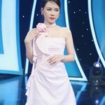Sam Instagram – Thay vì tặng anh một đóa hồng không héo,
Để em gửi anh một mối tình không phai . 🌹🌹
——————
Dress @trenxystudios