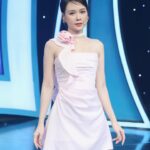 Sam Instagram – Thay vì tặng anh một đóa hồng không héo,
Để em gửi anh một mối tình không phai . 🌹🌹
——————
Dress @trenxystudios